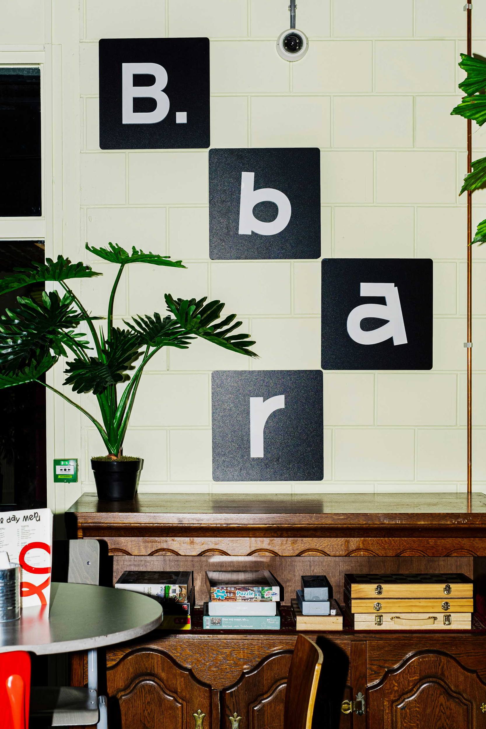 Witte tegelwand met de letters B. bar