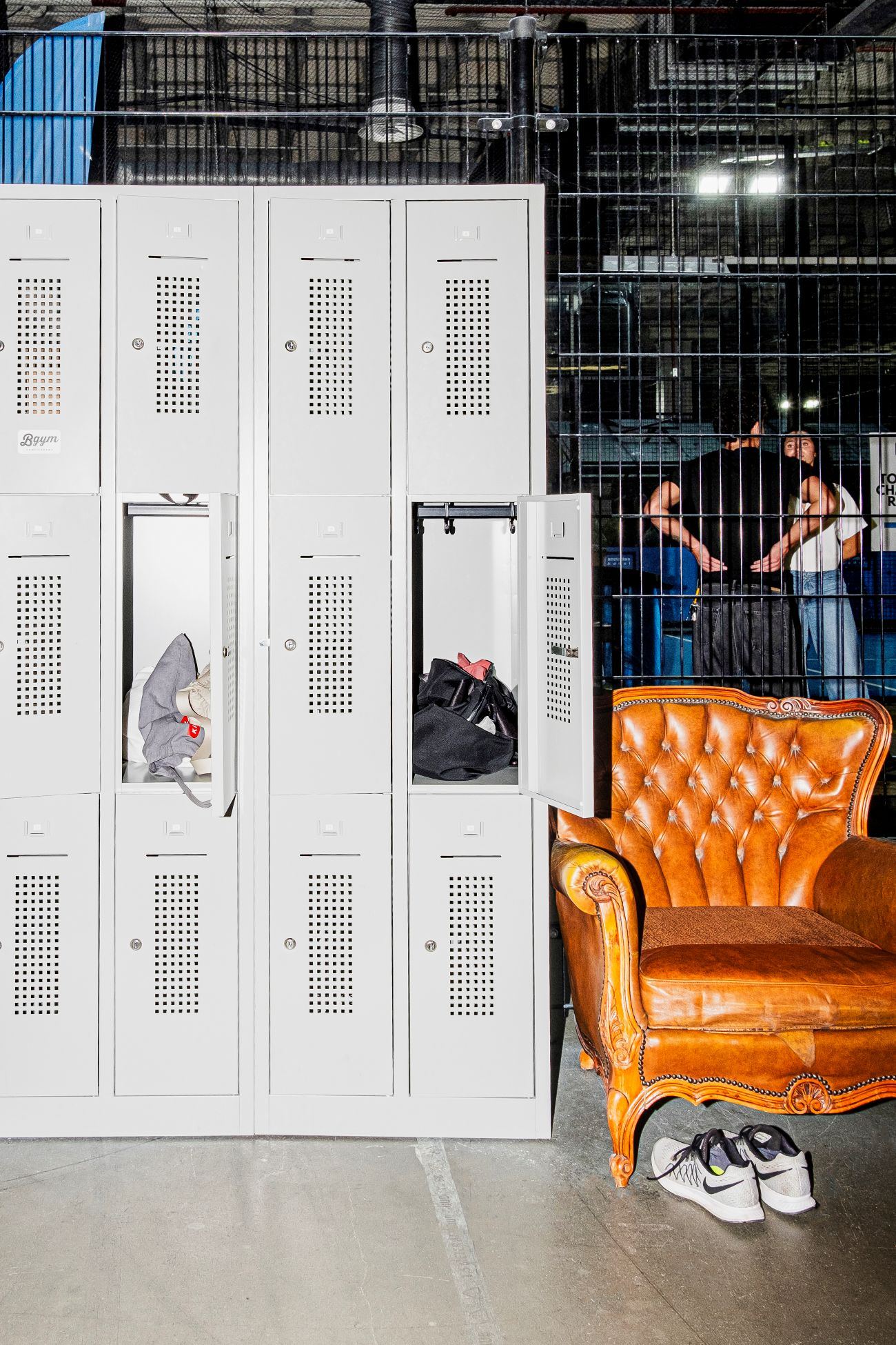Kleedruimte met lockers naast de banen