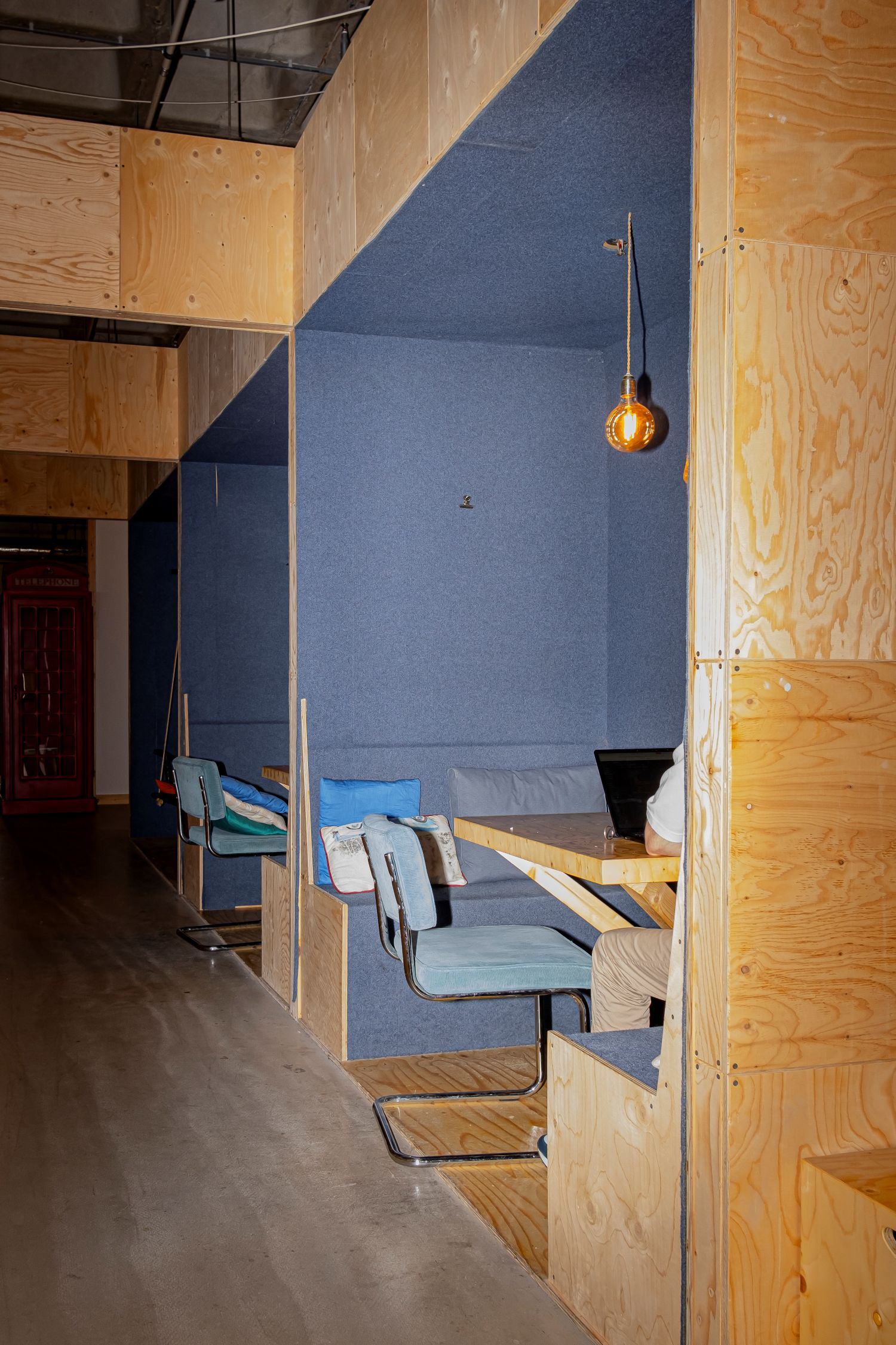 Overlegnis met houten tafel en lichtblauwe stoelen