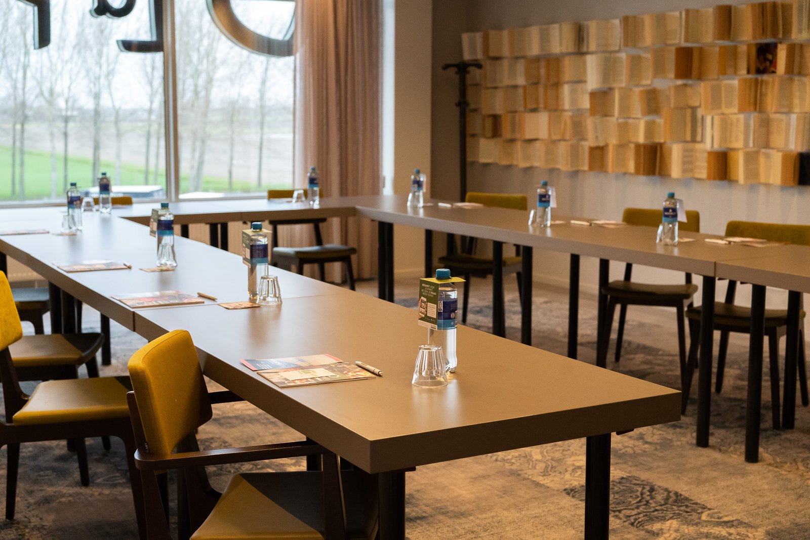 Vergaderzaal in U-opstelling, klaargezet voor een sessie