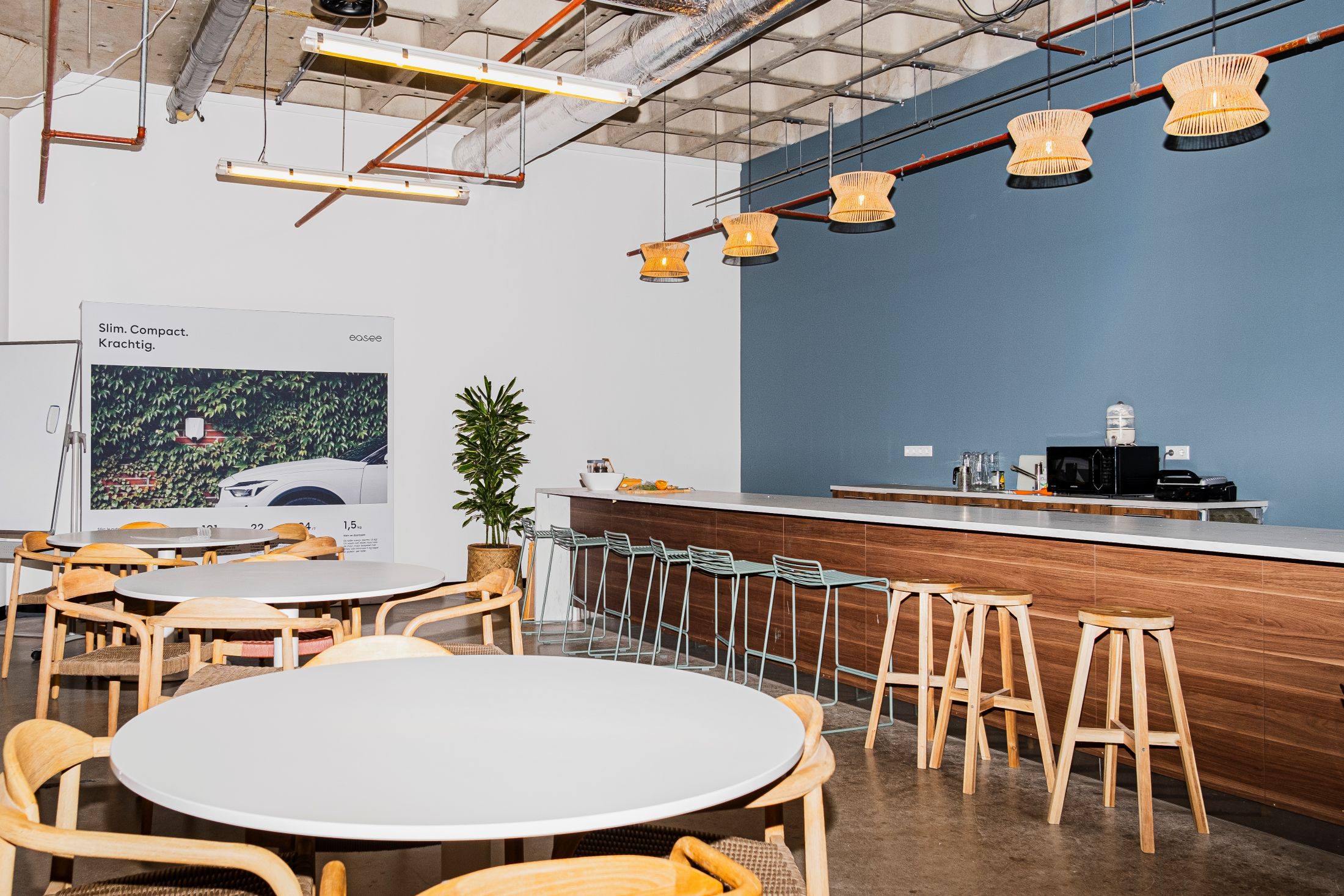De bar met houten toog en krukken