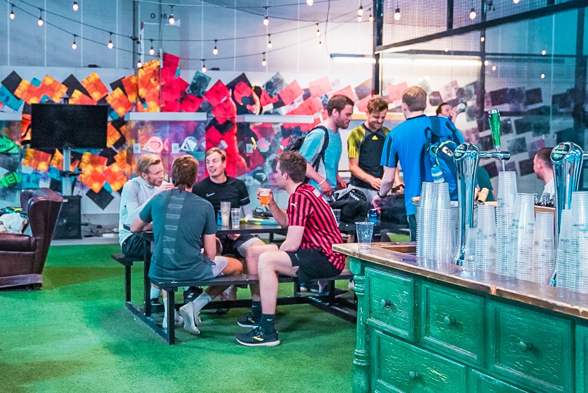 Vrijdagmiddagborrel op het kunstgras bij de padelbanen