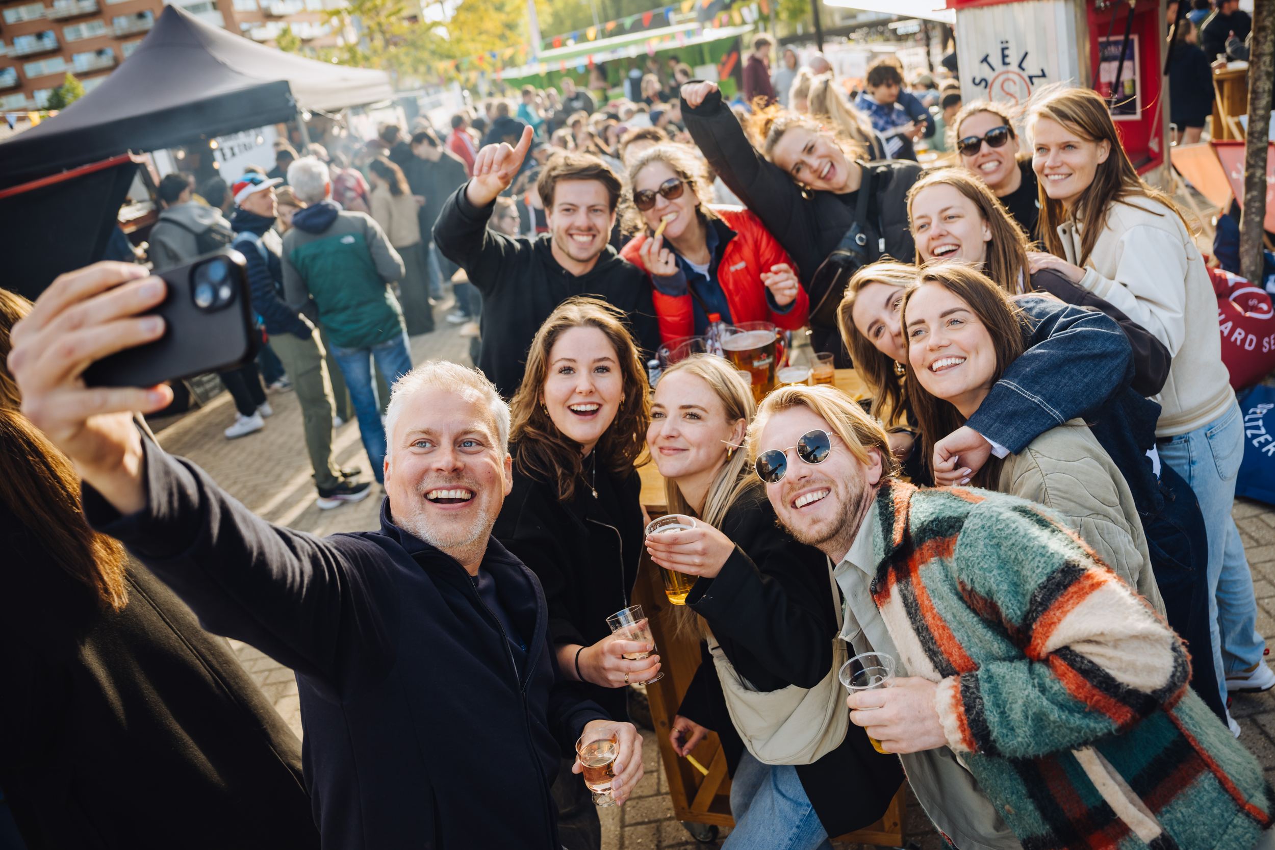 Groepsselfie tijdens een event bij B.